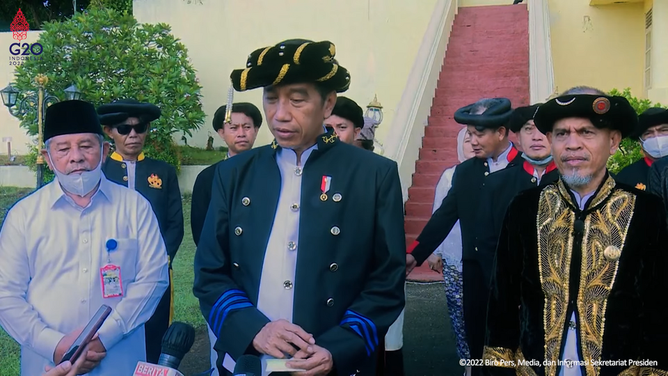 Presiden Joko Widodo (Jokowi) dianugerahi gelar kehormatan adat Kesultanan Ternate pada acara yang diselenggarakan di Kedaton Sultan Ternate, Kota Ternate, Provinsi Maluku Utara, Rabu (28/9/2022).