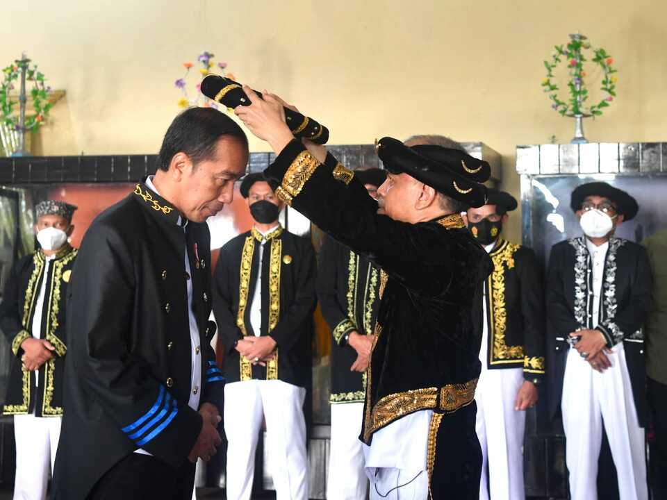 Presiden Jokowi menerima gelar kehormatan Dada Ma Dopo Malomo dari Sultan Ternate