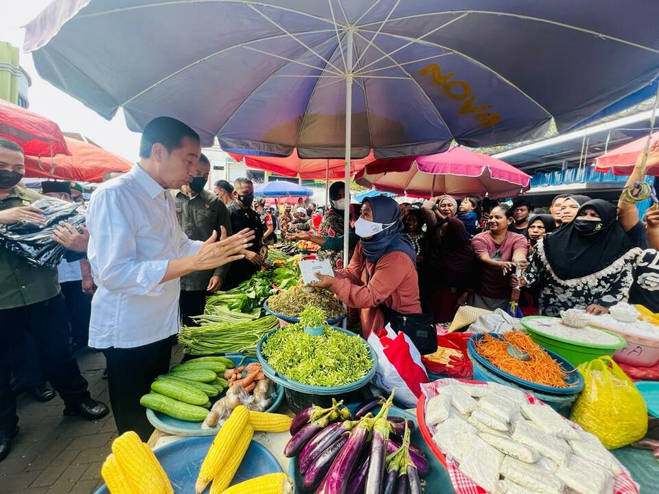 Presiden Joko Widodo (Jokowi) menyambangi Pasar Bahari Berkesan, Kota Ternate, Provinsi Maluku Utara, Rabu, 28 September 2022.(Sumber Foto: BPMI Setpres)