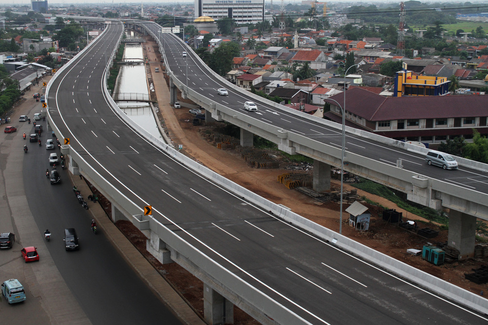 Pengendara melintasi jalan Tol Bekasi Cawang Kampung Melayu (Becakayu), di kawasan Cipinang, Jakarta Timur. (ANTARA FOTO/Risky Andrianto)