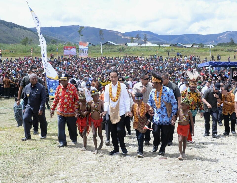 Presiden Joko Widodo (tengah) saat mengunjungi lapangan bola Irai di Kabupaten Pegunungan Arfak, Provinsi Papua Barat. (ANTARA FOTO/Setpres-Kris/Lmo/aww.\r)