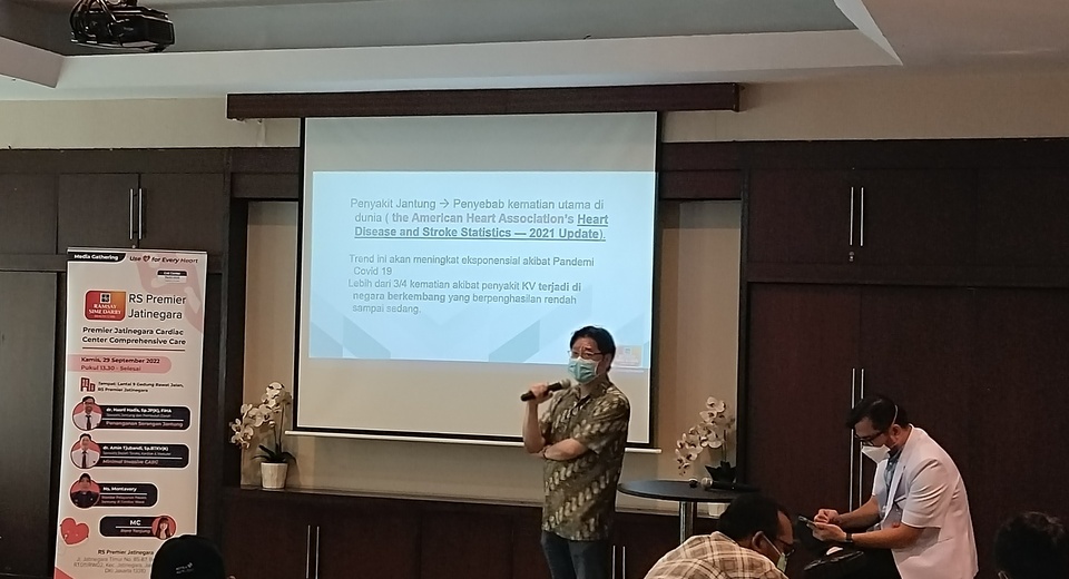 dr Amin Tjubandi SP.BTKV (K), dokter spesialis bedah torak, kardiak dan vaskuler di RS Premier Jatinegara, saat memaparkan teknik bedah minimal invasif  padaoperasi jantung di Rumah Sakit Premier Jatinegara Cardiac Center Comprehensive Care di Jakarta, Kamis (29/9/2022).