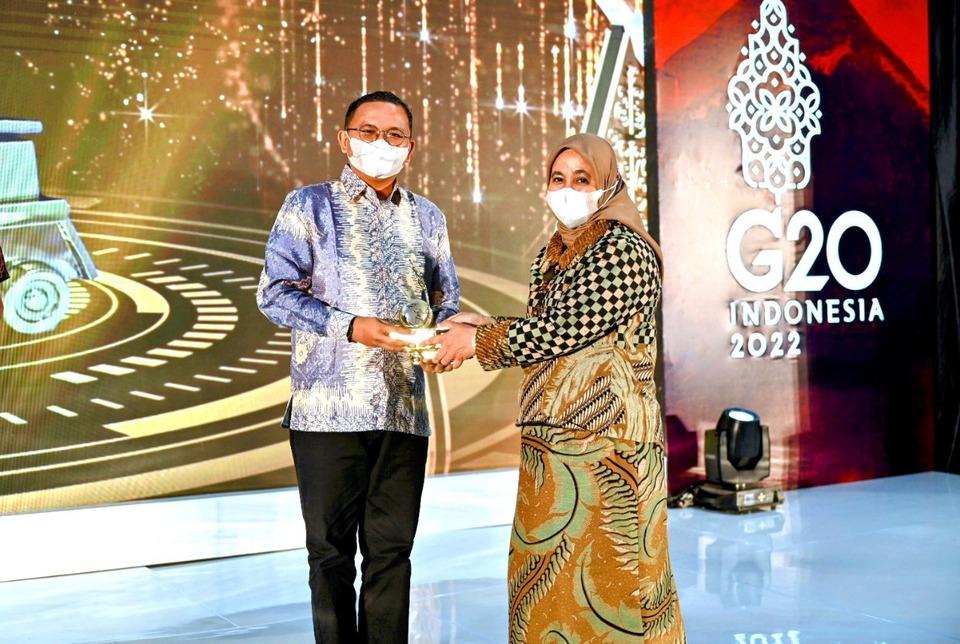 Eko Purnomo (kiri), departement of mining & raw material SIG, menerima trofi dari  Direktur Pembinaan Pengusahaan Batu Bara Ditjen Minerba Lana Saria, dalam ajang penyerahan Penghargaan GMP Tahun 2022 di Hotel Bidakara, Jakarta, Kamis (29/9/2022). (ist)
