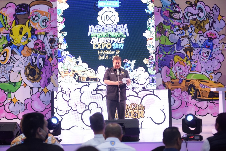 Menteri Koordinator Bidang Perekonomian Airlangga Hartarto saat membuka OLX Autos Indonesia Modification & Lifestyle Expo 2022 di Hall A Jakarta Convention Center, Sabtu,(1/10/2022). 