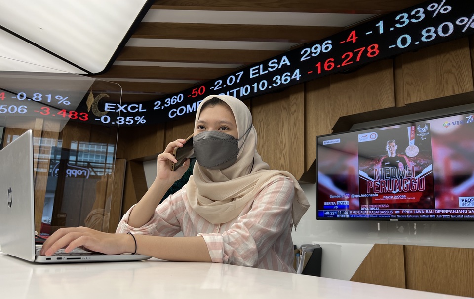 Investor berada di kantor cabang Mandiri Sekuritas, Jakarta. (BeritaSatu Photo/David Gita Roza)