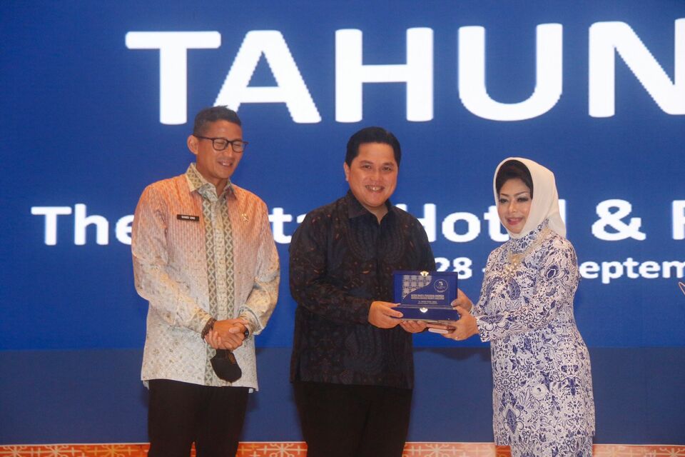Menteri Pariwisata dan Ekonomi Kreatif  Sandiaga Uno (kiri) dan Menteri Bandan Usaha Milik Negara  (BUMN) Erick Thohir (tengah). Foto: Dok.PR)