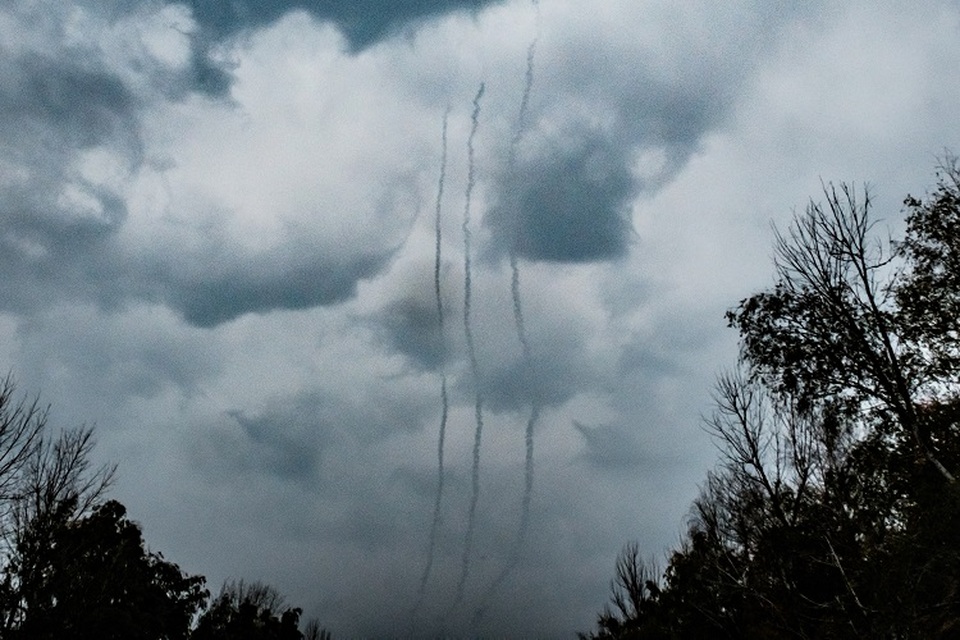 Tiga jalur roket melintasi cakrawala berawan di wilayah Kharkiv pada 2 Oktober 2022, di tengah serangan militer Rusia ke Ukraina. (FOTO: Yasuyoshi CHIBA / AFP)