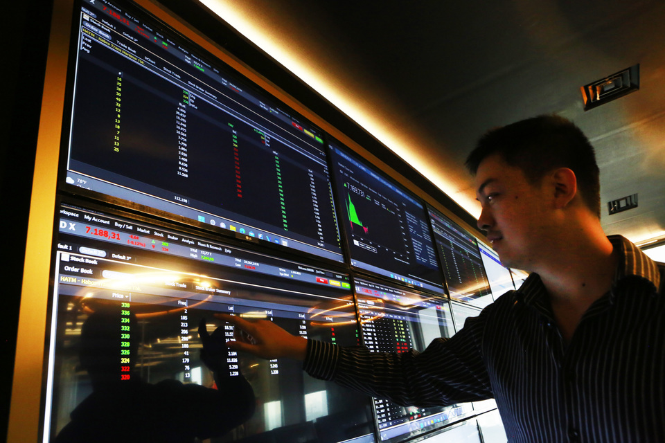 Investor memantau monitor pergerakan saham di Jakarta. (Beritasatu Photo/Uthan AR)