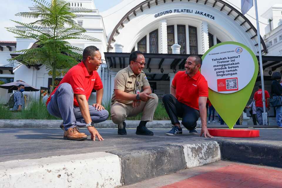 Direktur Bisnis dan Pemasaran SIG, Aulia Mulki Oemar (kanan), Kepala Dinas Bina Marga DKI Jakarta, Hari Nugroho (tengah), Direktur Utama PT Solusi Bangun Beton, Giri Prabowo (kiri) saat di trotoar Pos Bloc, Jakarta (3/10/2022).