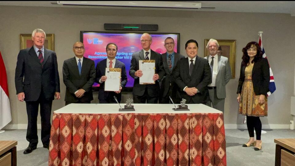 Direktur Utama Bio Farma (Persero) Honesti Basyir didampingi Menteri BUMN Erick Thohir meneken kerja sama dengan perusahaan farmasi Inggris ProFactor Pharma, di KBRI London, Inggris, pada 30 September 2022.
Sumber: Istimewa