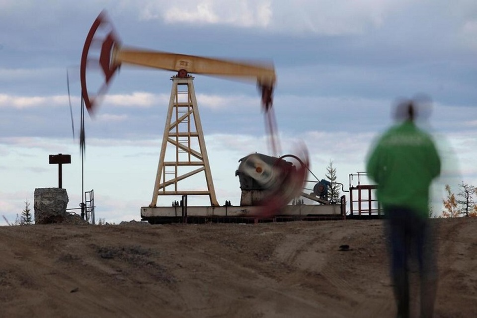 Anjungan minyak di dekat Usinsk, 1500 kilometer arah timur laut Moskow, Rusia pada 10 September 2011. (Foto: AP/Dmitry Lovetsky)