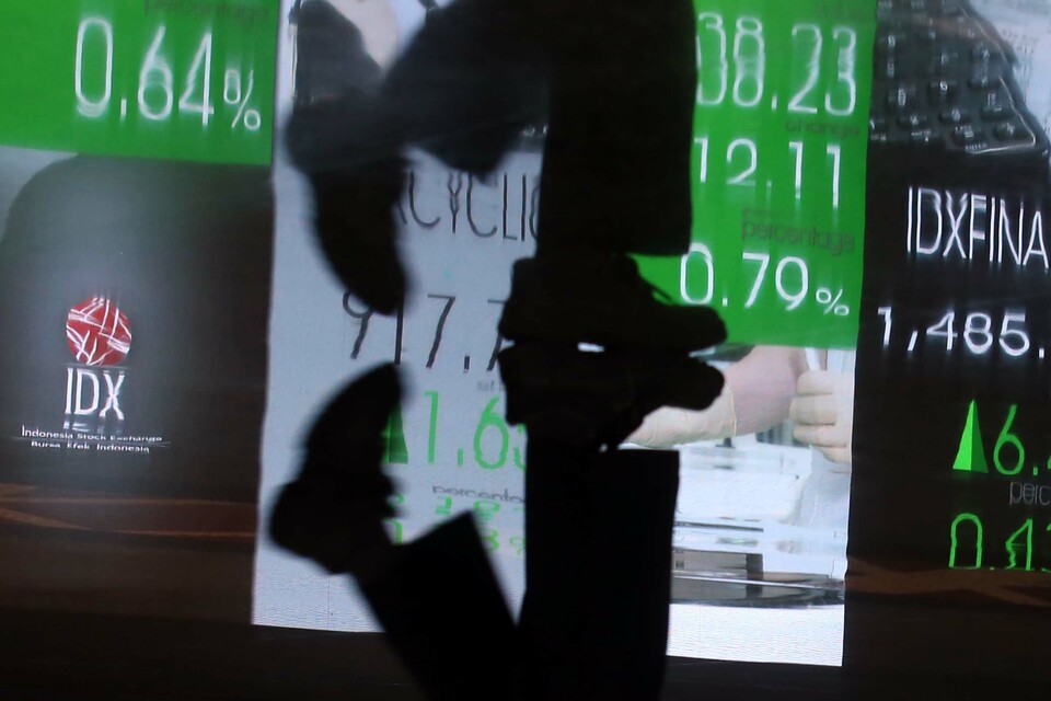 Pengunjung melintas di Bursa Efek Indonesia (BEI), Jakarta. (BeritaSatu Photo/Mohammad Defrizal)