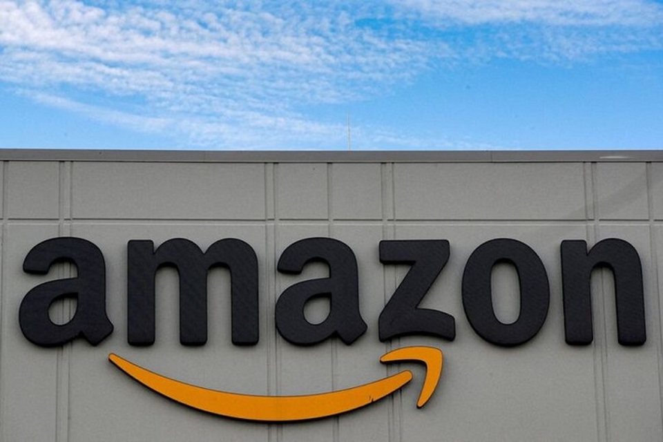 Logo Amazon terlihat di luar pusat distribusi JFK8 di Staten Island, New York, Amerika Serikat pada 25 November 2020. (Foto: REUTERS/Brendan McDermid)