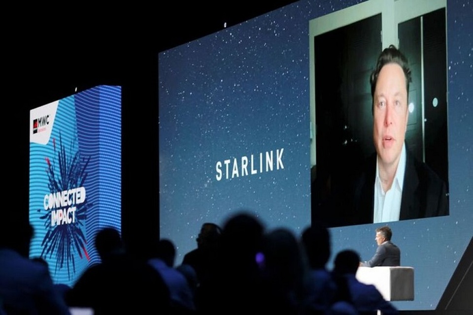 Pendiri SpaceX dan CEO Tesla Elon Musk berbicara di layar selama Mobile World Congress (MWC) di Barcelona, Spanyol pada 29 Juni 2021. (Foto: REUTERS/Nacho Doce/File Photo)