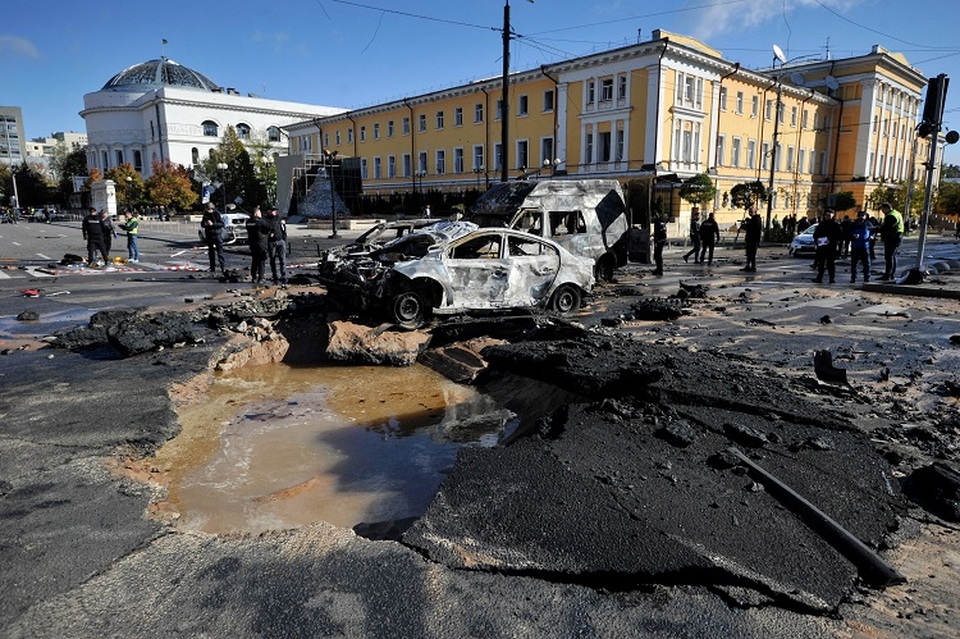Pakar polisi memeriksa mobil yang hancur di pusat ibu kota Ukraina, Kyiv, setelah beberapa serangan Rusia pada 10 Oktober 2022, di tengah invasi Rusia ke Ukraina. Kepala militer Ukraina mengatakan bahwa pasukan Rusia meluncurkan sedikitnya 75 rudal ke Ukraina pada Senin pagi, dengan serangan fatal yang menargetkan ibukota Kyiv, serta kota-kota di selatan dan barat. (FOTO: SERGEI CHUZAVKOV / AFP)