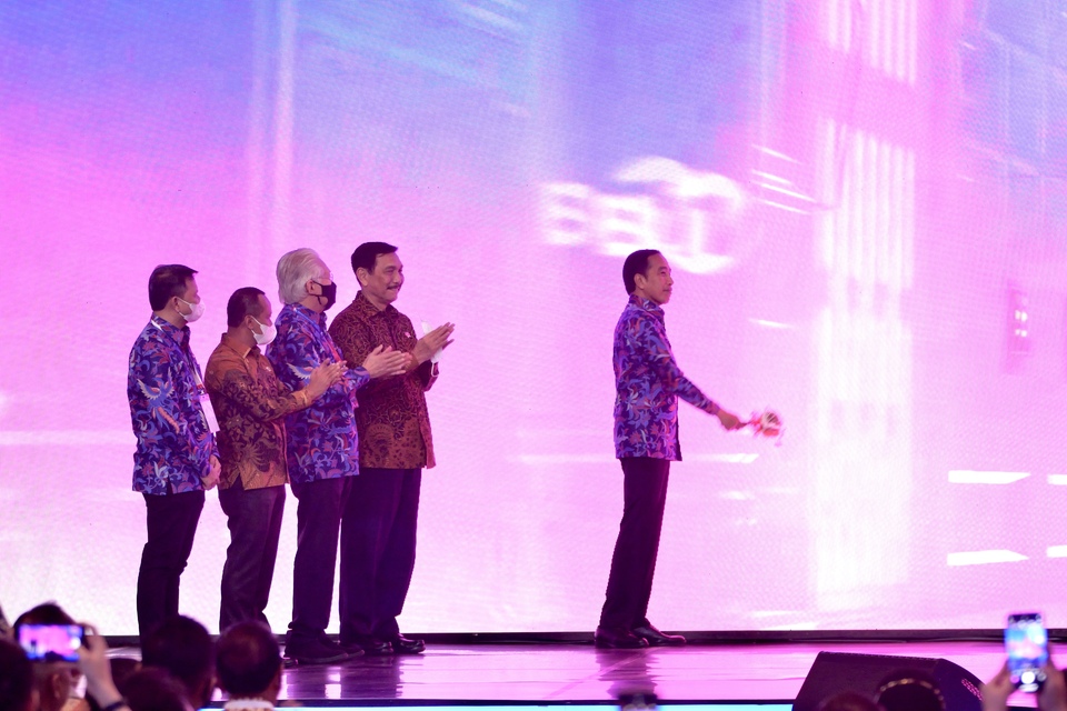 Presiden RI Joko Widodo, memukul gong digital, didampingi oleh Executive Chairman B Universe Enggartiasto Lukito, CEO B Universe Rio Abdurrahman, Menko Kemaritiman dan Investasi (Menkomarves) Luhut Binsar Pandjaitan, Menteri Investasi atau Kepala Badan Kordinasi Penanaman Modal (BKPM), Bahlil Lahadalia, saat Investor Daily Summit 2022, Jakarta, Selasa (11/10/2022). 