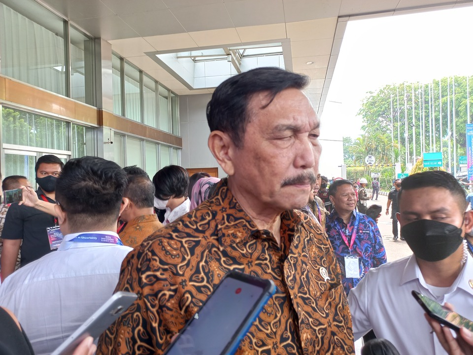 Menteri Koordinator bidang Kemaritiman dan Investasi Luhut Binsar Pandjaitan usai menghadiri agenda Investor Daily Summit 2022 di Jakarta Convention Center (JCC), Jakarta, Selasa (11/10/2022).