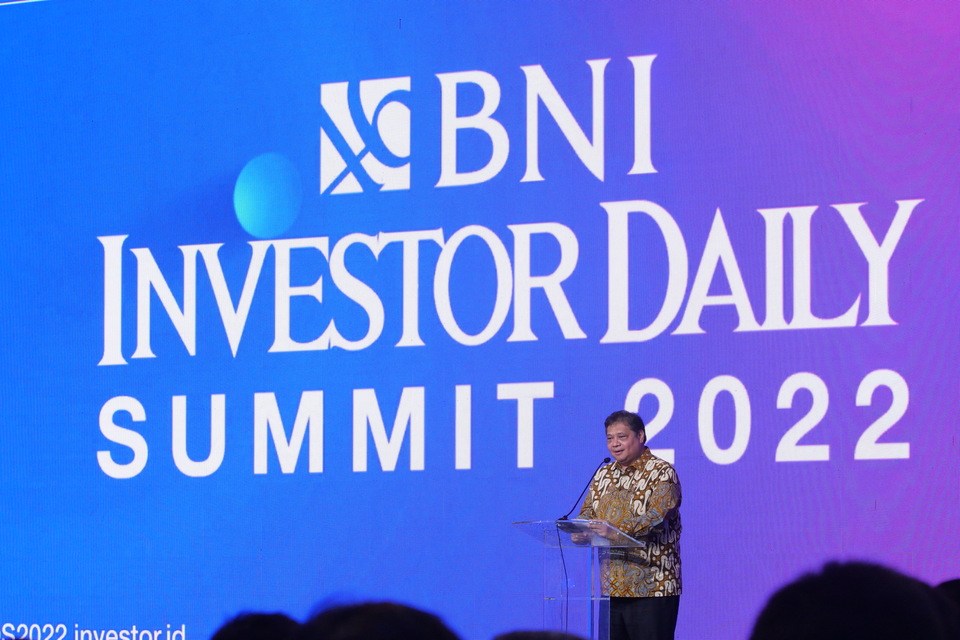 Menteri Koordinator Bidang Perekonomian Airlangga Hartarto, memberikan sambutan khusus, saat Investor Daily Summit 2022, Jakarta, Selasa (11/10/2022). BeritasatuPhoto/David Gita Roza