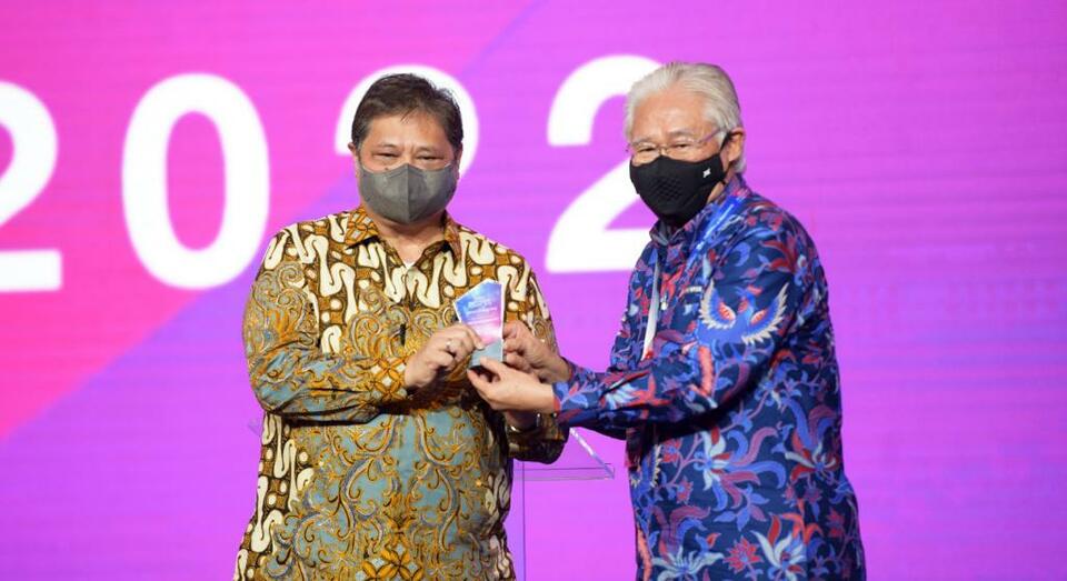 Menteri Koordinator Bidang Perekonomian Airlangga Hartarto menerima cindera mata dari Executive Chairman B Universe Enggartiasto Lukita  usai berbicara pada acara BNI Investor Daily Summit (BNIIDS) 2022 digelar di Jakarta Convention Center. (ist)   