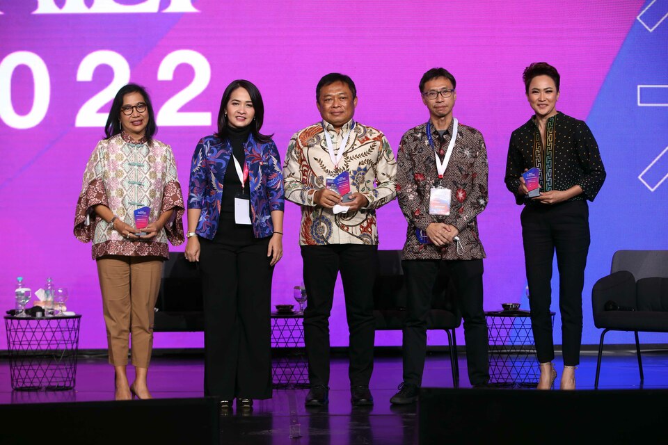 Dari kiri ke kanan, Managing Director Grab Neneng Goenadi, Wakil Direktur Utama B Universe Apreyvita D Wulansari, Direktur Utama Telkom Ririek Adriansyah, Senior Partner Northstar Group Sunata Tjiterosampurno, dan Moderator Fristian Griec saat Investor Daily Summit 2022. BeritaSatu Photo/Mohammad Defrizal

