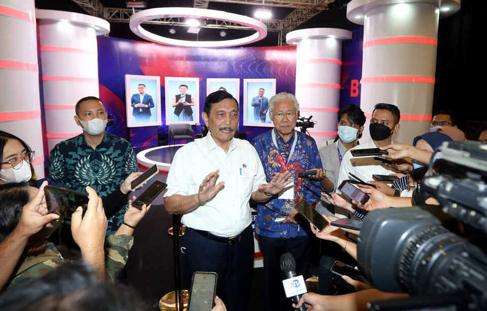 Menteri Koordinator Bidang Kemaritiman dan Investasi Luhut Binsar Pandjaitan (kiri) didampingi Executive Chairman B Universe Enggartiasto Lukita, memberikan keterangan pers usai mengikuti BNI Investor Daily Summit 2022, di Jakarta, Rabu, 12 Oktober 2022. (BeritaSatu Photo/Mohammad Defrizal)