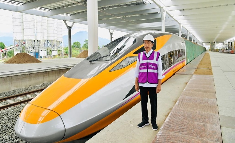 Presiden Joko Widodo (Jokowi) meninjau progres pembangunan proyek Kereta Cepat Jakarta-Bandung (KCJB) dalam kunjungan kerjanya ke Provinsi Jawa Barat, Kamis (13/10/2022). (Foto: BPMI Setpres)