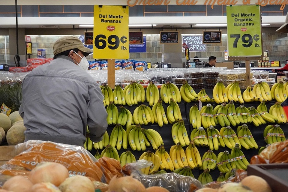Pelanggan sedang berbelanja di toko bahan makanan di Chicago, Illinois, Amerika Serikat (AS) pada 13 Oktober 2022. (Foto: SCOTT OLSON / GETTY IMAGES NORTH AMERICA / Getty Images via AFP)