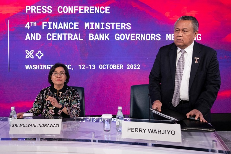 Menteri Keuangan Indonesia Sri Mulyani Indrawati dan Gubernur Bank Indonesia Perry Warjiyo tiba saat konferensi pers terakhir tentang kepresidenan G20 oleh Indonesia pada pertemuan tahunan Dana Moneter Internasional (IMF) dan Bank Dunia pada 13 Oktober 2022 di Washington, Amerika Serikat. (Foto: Brendan Smialowski / AFP)