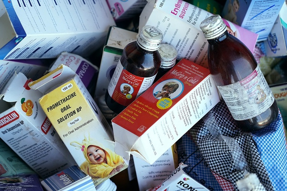 Sejumlah obat batuk sirup yang dikumpulkan di Banjul, ibu kota Gambia pada 6 Oktober 2022. (FOTO: MILAN BERCKMANS / AFP)