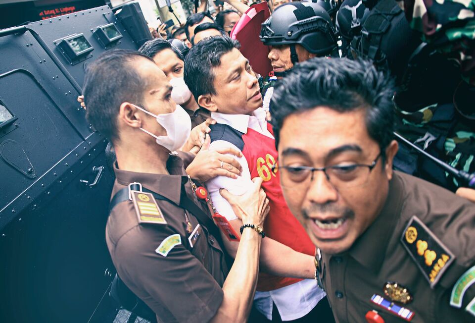 Tersangka kasus dugaan pembunuhan Brigadir Nofriansyah Yosua Hutabarat atau Brigadir J dan obstruction of justice Ferdy Sambo, dikawal ketat petugas Kejaksaan dan Brimob Polri, saat keluar dari gedung Tindak Pidana Umum, Kejaksaan Agung, Jakarta, Rabu 5 Oktober 2022. (BeritaSatuPhoto/Joanito De Saojoao)