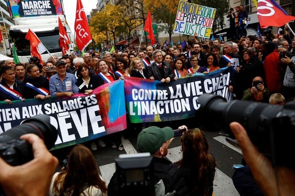 Jean-Luc Melenchon, pemimpin partai oposisi sayap kiri Prancis La France Insoumise (France Unbowed), dan pemimpin New Ecologic and Social People's Union (NUPES) mengambil bagian dalam protes terhadap melonjaknya inflasi dan apa yang mereka sebut kurangnya aksi pemerintah untuk memerangi perubahan iklim, di Paris, Prancis pada 16 Oktober 2022. (Foto: REUTERS/Stephane Mahe)