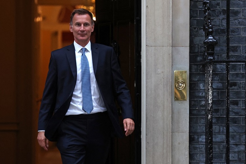 Menteri Keuangan baru Inggris Jeremy Hunt meninggalkan kantor perdana menteri Downing Street 10 di pusat London, Inggris pada 14 Oktober 2022, setelah bertemu dengan Perdana Menteri Inggris Liz Truss. (FOTO: ISABEL INFANTES / AFP)