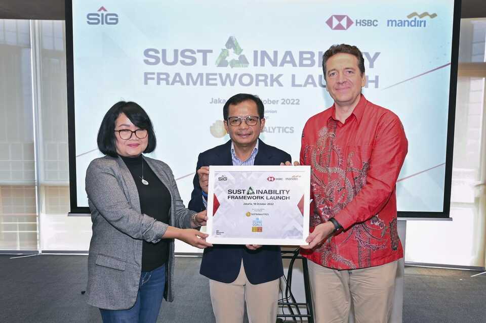 Direktur Corporate Banking Bank Mandiri, Susana Indah Kris Indriati (kiri) dan Presiden Direktur PT Bank HSBC Indonesia, Francois de Maricourt (kanan) menyerahkan dokumen Sustainability Framework secara simbolis kepada Direktur Utama SIG, Donny Arsal (tengah) pada acara Launchung Sustainability Framework di Ruang Pleno Kantor Pusat SIG, Jakarta, Jumat (14/10/2022).