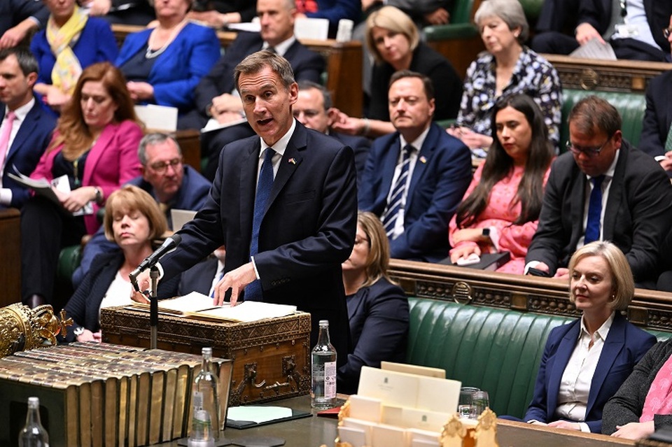 Menteri Keuangan Inggris Jeremy Hunt mengumumkan langkah-langkah pajak dan pengeluaran sebagai bagian dari rencana fiskal jangka menengah kepada anggota parlemen di House of Commons, London, Inggris pada 17 Oktober 2022. (FOTO: JESSICA TAYLOR / PARLEMEN Inggris / AFP)