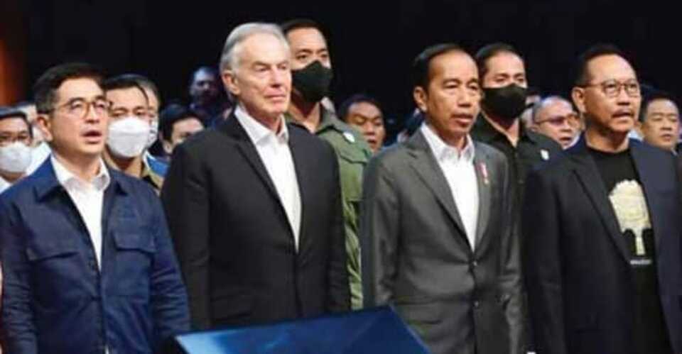 Presiden Joko Widodo bersama mantan PM Inggris yang juga Penasihat IKN Tony Blair, Kepala Badan Otorita IKN Bambang Susantono (kanan), dan Ketua Umum Kadin Indonesia Arsjad Rasyid (kiri) saat menghadiri kegiatan bertajuk Ibu Kota Nusantara Sejarah Baru Peradaban Baru di Jakarta, Selasa (18/10/2022). Presiden Joko Widodo menegaskan, pemindahan ibu kota ke Nusantara merupakan langkah Indonesia untuk membangun budaya kerja, pemikiran, dan basis ekonomi baru. Sebagai negara besar, Indonesia harus berani memiliki agenda besar untuk melangkah demi kemajuan bangsa. (B Universe Photo/Biro Pers Media dan Informasi Setpres)