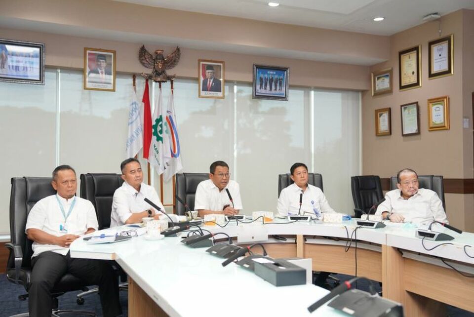 Caption : Dari kiri ke kanan Direktur Operasi dan Supply Chain Management Taufik Dwi Wibowo, Direktur Pemasaran dan Pengembangan Rija Judaswara, Direktur Utama Kuntjara, Direktur Keuangan, Human Capital, & Manajemen Risiko Ahmad Fadli Kartajaya, serta Direktur Teknik dan Produksi Sidiq Purnomo dalam konferensi pers, Rabu (19/10/2022).
Sumber: Muawwan Daelami
