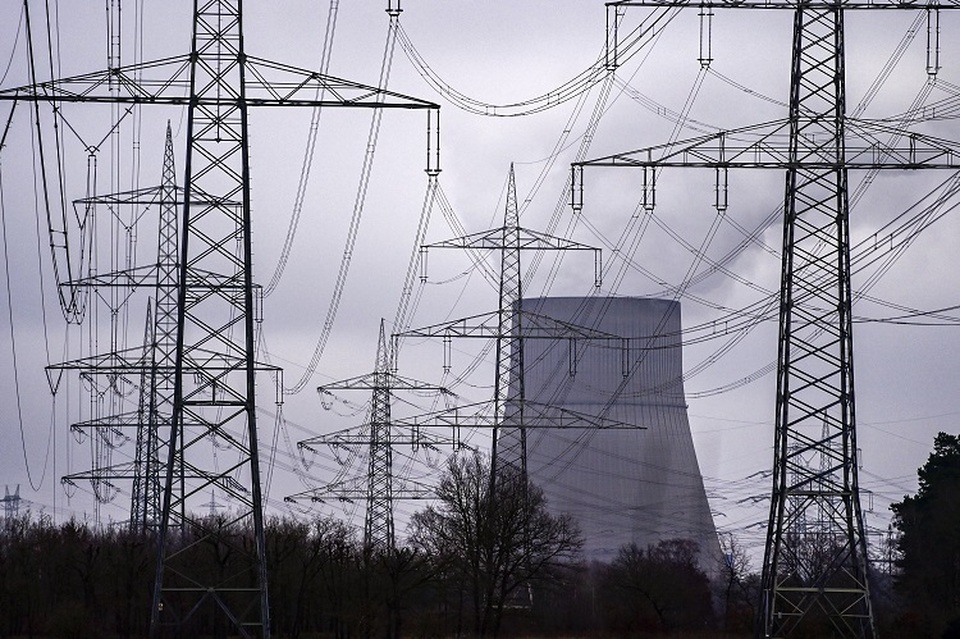 Menara pendingin (Belakang) dari pembangkit listrik tenaga nuklir Emsland pada 12 Januari 2022 di Lingen, Jerman barat. (FOTO: INA FASSBENDER / AFP)