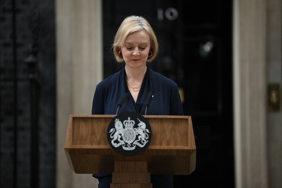 Reaksi Perdana Menteri Inggris Liz Truss saat dia menyampaikan pidato di luar Downing Street 10 pusat kota London, Inggris pada 20 Oktober 2022 untuk mengumumkan pengunduran dirinya. (Foto: Daniel LEAL / AFP)