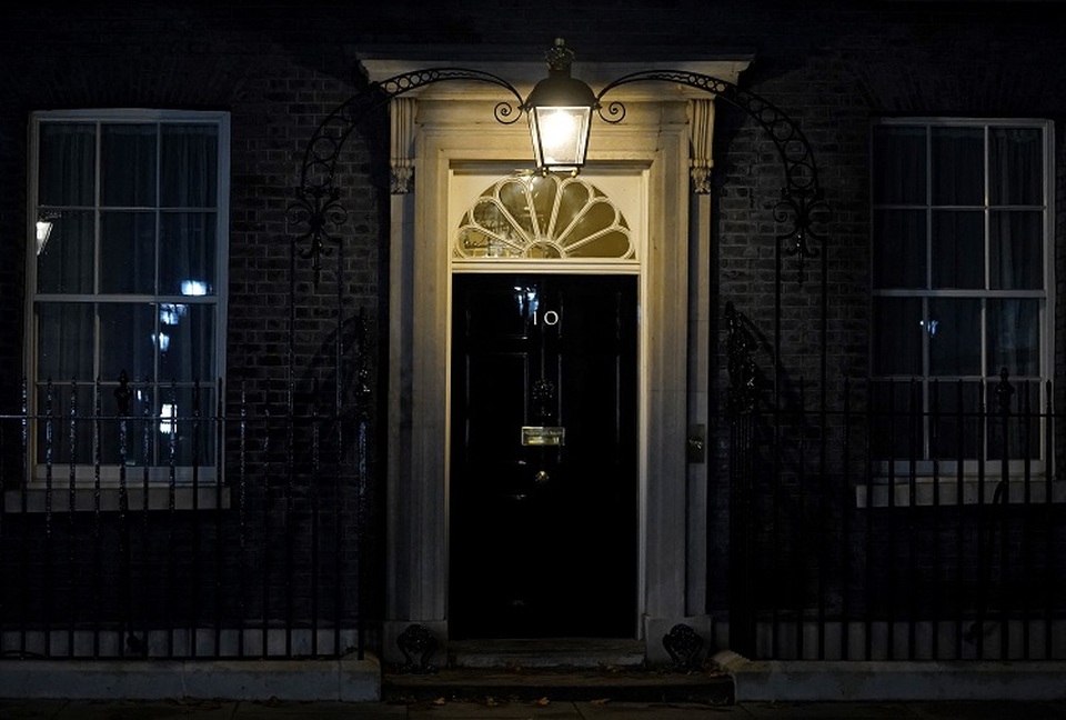 Pintu depan Downing Street 10 terlihat tertutup di pusat London, Inggris pada 20 Oktober 2022, beberapa jam setelah Perdana Menteri Inggris Liz Truss mengundurkan diri sebagai pemimpin Partai Konservatif. (Foto: Niklas HALLE'N / AFP)