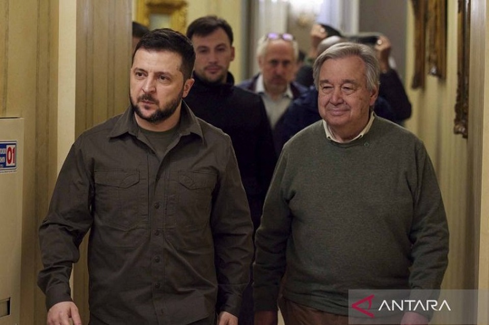 Presiden Ukraina Volodymyr Zelensky (kiri) dan Sekjen Perserikatan Bangsa-Bangsa (PBB) Antonio Guterres (kanan). (Foto: ANTARA FOTO/Ukrainian Presidential Press Service/Handout via REUTERS/wsj)
