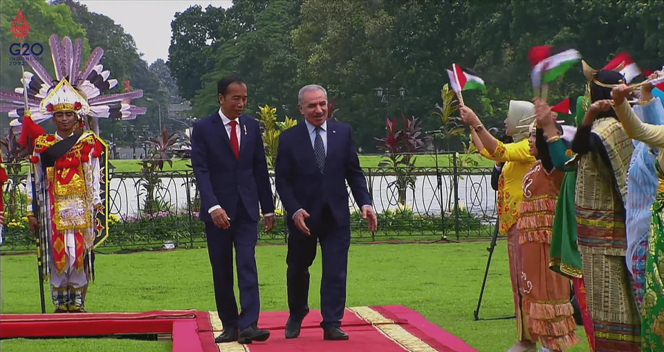 Presiden Joko Widodo (Jokowi) didampingi Ibu Negara Iriana Joko Widodo menerima kunjungan kenegaraan Perdana Menteri Palestina (PM) Mohammad Shtayyeh di Istana Kepresidenan Bogor, Jawa Barat, Senin (24/10/2022).