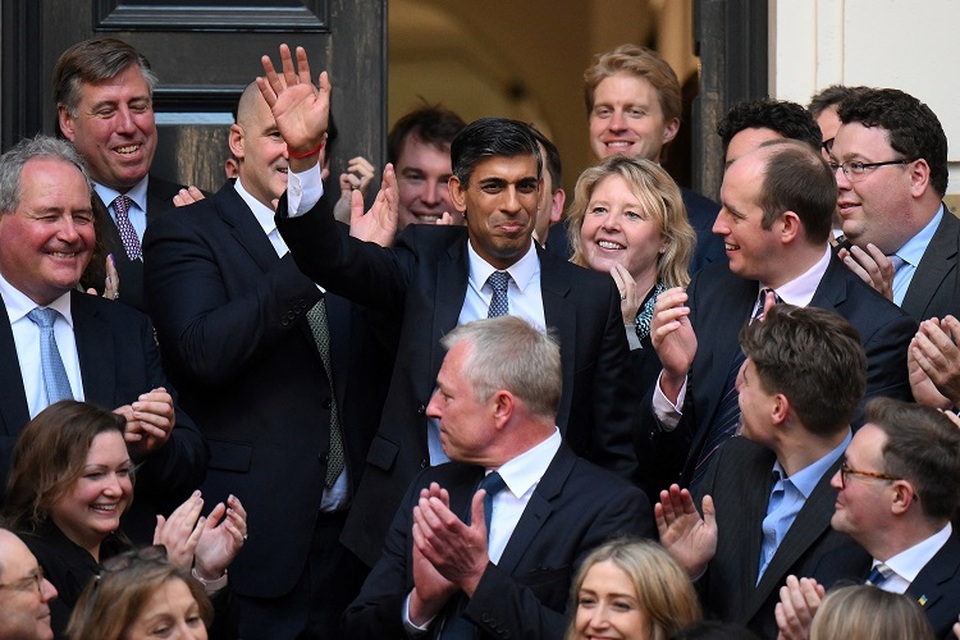 Pemimpin Partai Konservatif yang baru dan perdana menteri yang akan datang Rishi Sunak (tengah) melambai saat ia tiba di Markas Besar Partai Konservatif di London tengah, Inggris setelah diumumkan sebagai pemenang kontes kepemimpinan Partai Konservatif pada 24 Oktober 2022. (Foto: Daniel LEAL / AFP)