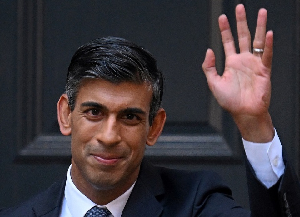 Pemimpin Partai Konservatif yang baru dan perdana menteri yang akan datang Rishi Sunak melambai saat ia meninggalkan Markas Besar Partai Konservatif di London pusat, Inggris pada 24 Oktober 2022. (FOTO: JUSTIN TALLIS / AFP)