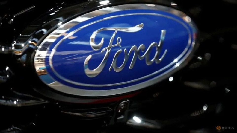 Logo Ford dipamerkan di Frankfurt Motor Show (IAA) di Jerman pada 10 September 2019. (FOTO: REUTERS/Wolfgang Rattay)