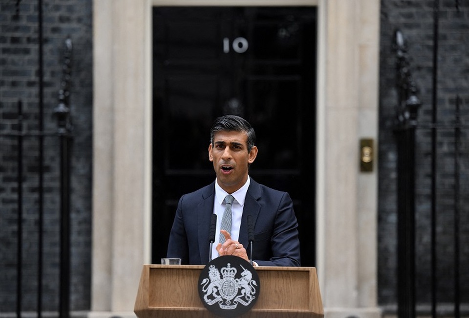 Perdana Menteri Inggris yang baru diangkat Rishi Sunak memberi isyarat saat menyampaikan pidato di luar Downing Street 10 di pusat London, Inggris pada 25 Oktober 2022. (Foto: Daniel LEAL / AFP)