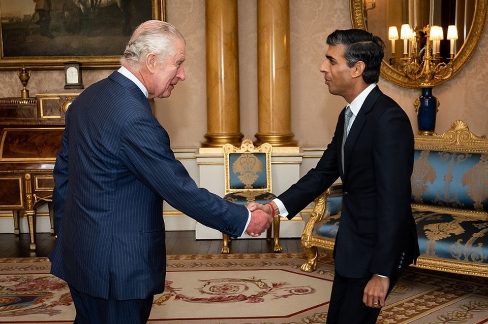 Raja Inggris Charles III menyambut pemimpin Partai Konservatif yang baru diangkat dan perdana menteri Rishi Sunak selama audiensi di Istana Buckingham, London, Inggris pada 25 Oktober 2022. (Foto: Aaron Chown / POOL / AFP)