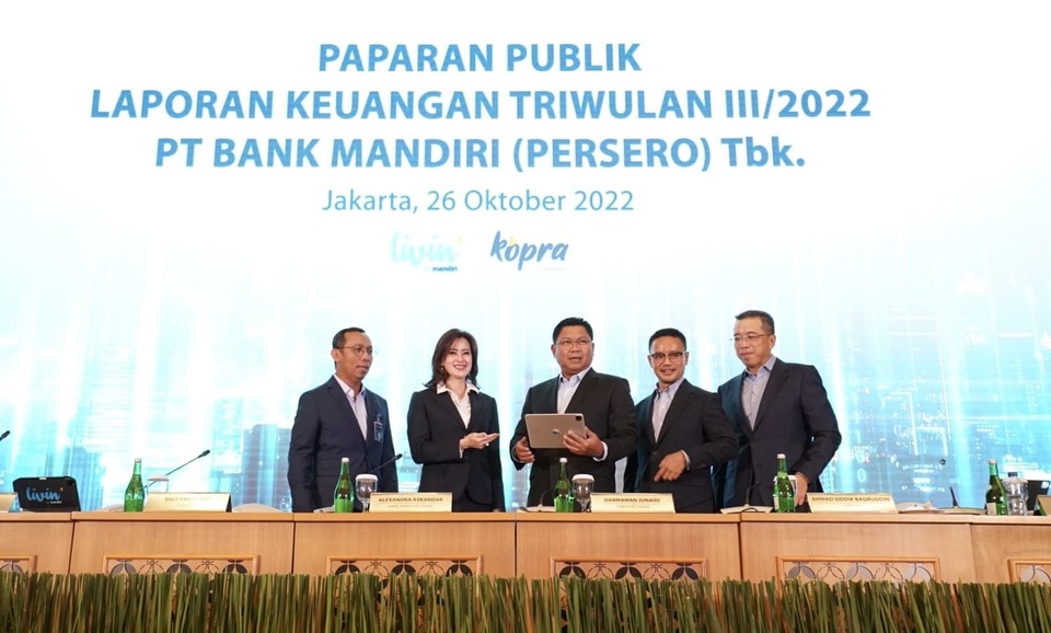Direktur Utama Bank Mandiri Darmawan Junaidi (tengah) didampingi (kika) Direktur Keuangan dan Strategi Sigit Prastowo, Wakil Direktur Utama Alexandra Askandar, Direktur Manajemen Risiko Ahmad Siddik Badruddin, dan Direktur Teknologi Informasi Timothy Utama saat menyampaikan paparan kinerja Bank Mandiri pada triwulan III-2022 di Jakarta, Rabu (26/10). (Foto: Ist)