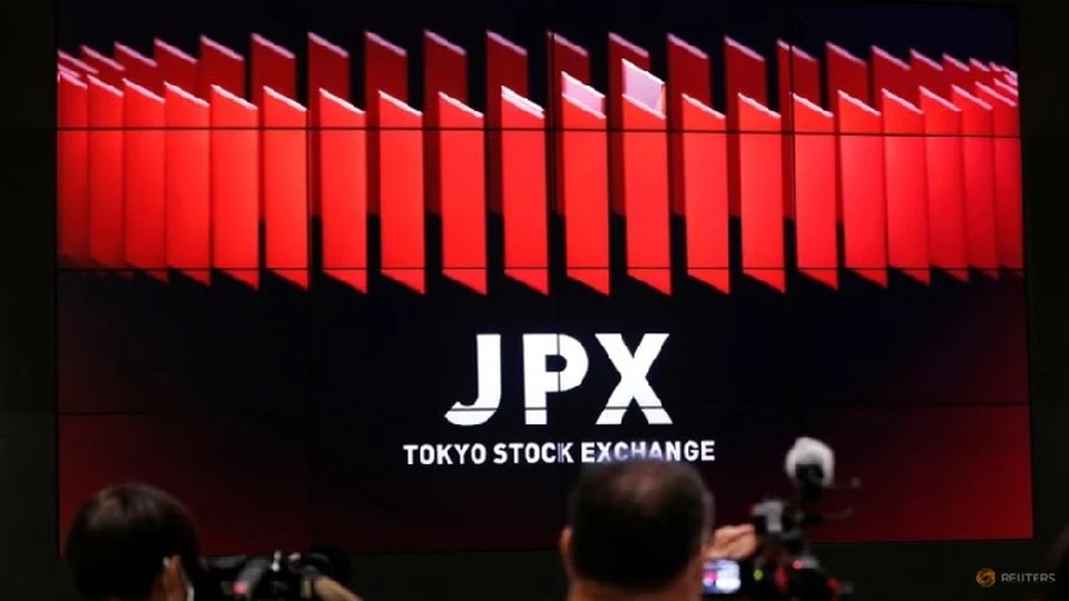 Jelang pembukaan pasar di depan layar besar yang menunjukkan harga saham di Bursa Efek Tokyo, Jepang pada 2 Oktober 2020. (Foto: REUTERS/Kim Kyung-Hoon/File Photo)