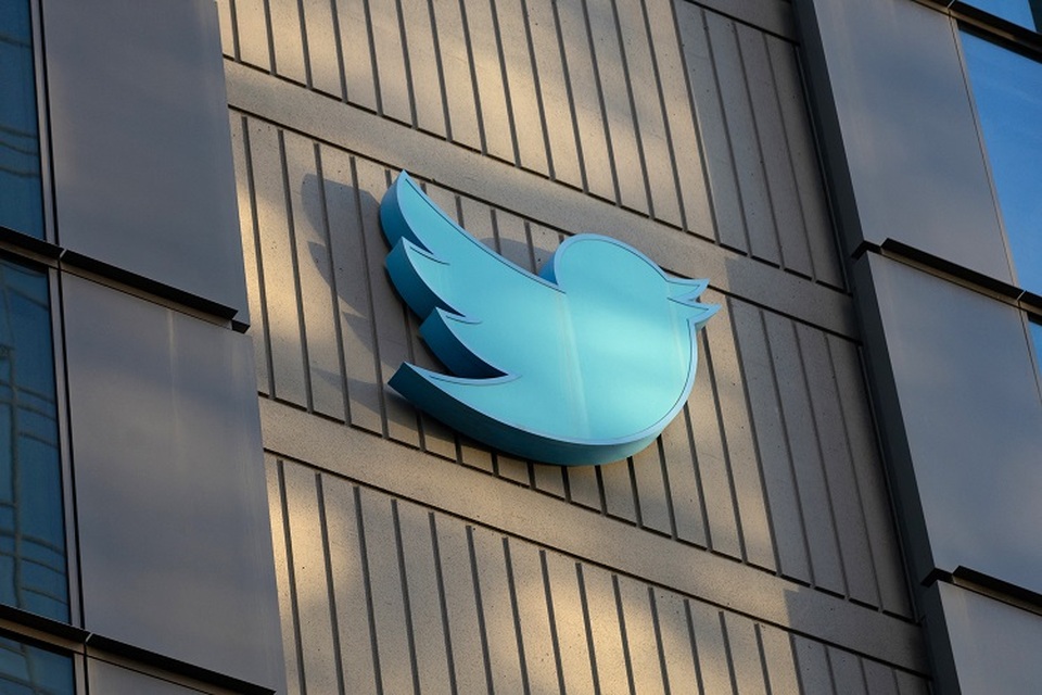 Logo Twitter terlihat di bagian luar kantor pusat Twitter di San Francisco, California, Amerika Serikat pada 28 Oktober 2022. (Foto: Constanza HEVIA / AFP)