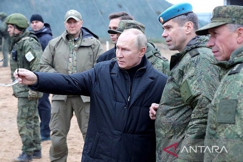 Presiden Rusia Vladimir Putin menginspeksi pelatihan personel rekrutan baru yang akan berpartisipasi dalam operasi militer khusus di Ukraina pada 20 Oktober 2022, menurut rilis Kremlin. Putin dan Jokowi dikabarkan membahas dimulainya kembali ekspor gandum Ukraina. (FOTO: ANTARA/XINHUA/pri)